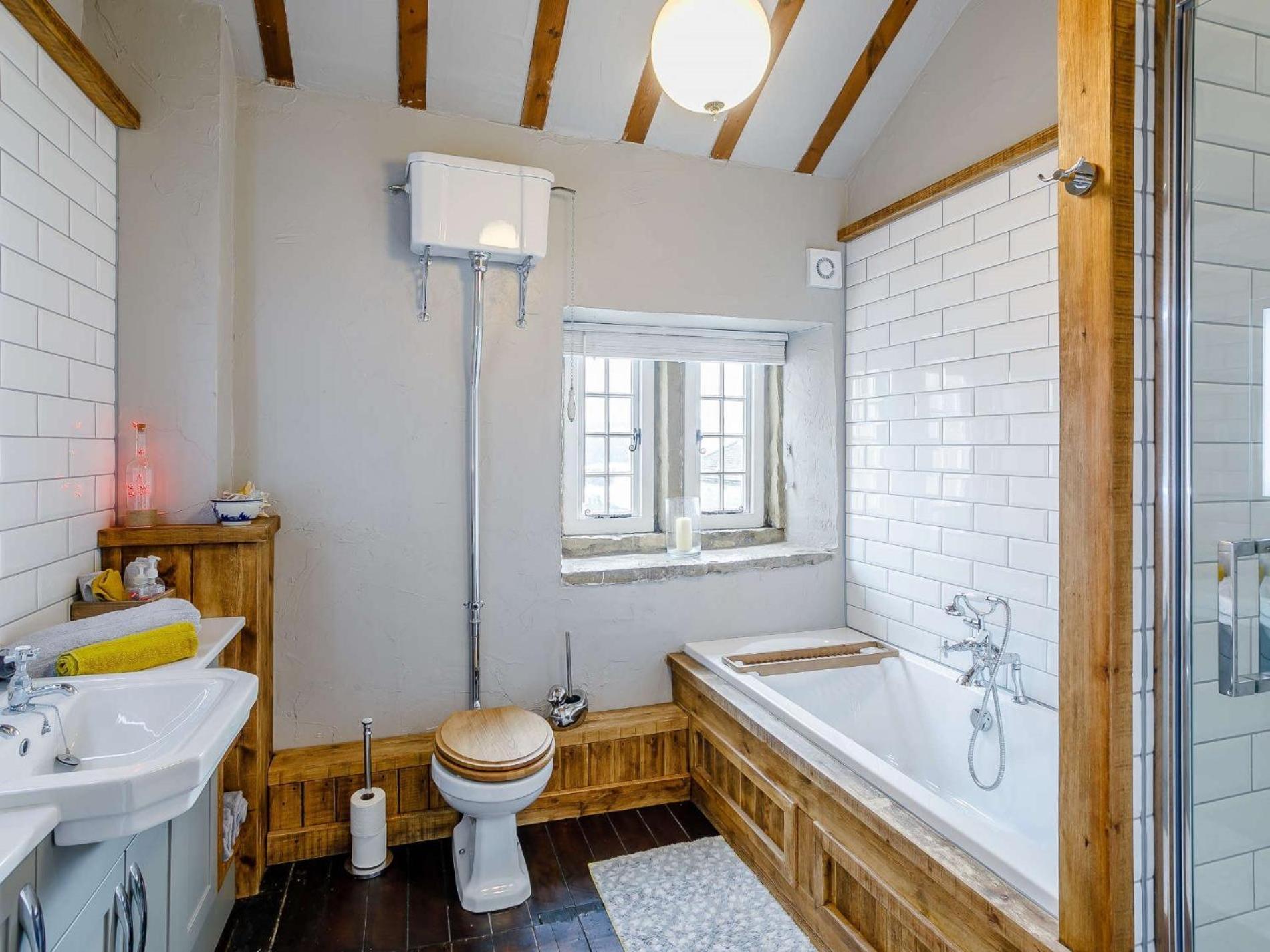 3 Bed In 81249